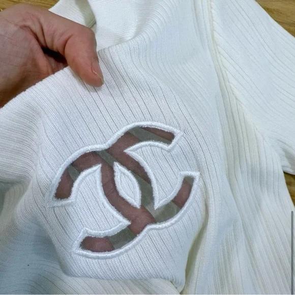 Chanel White Short Sleeved CC Logo
See Thru Ribbed Sweater 36 S XS - Picture 7 of 8